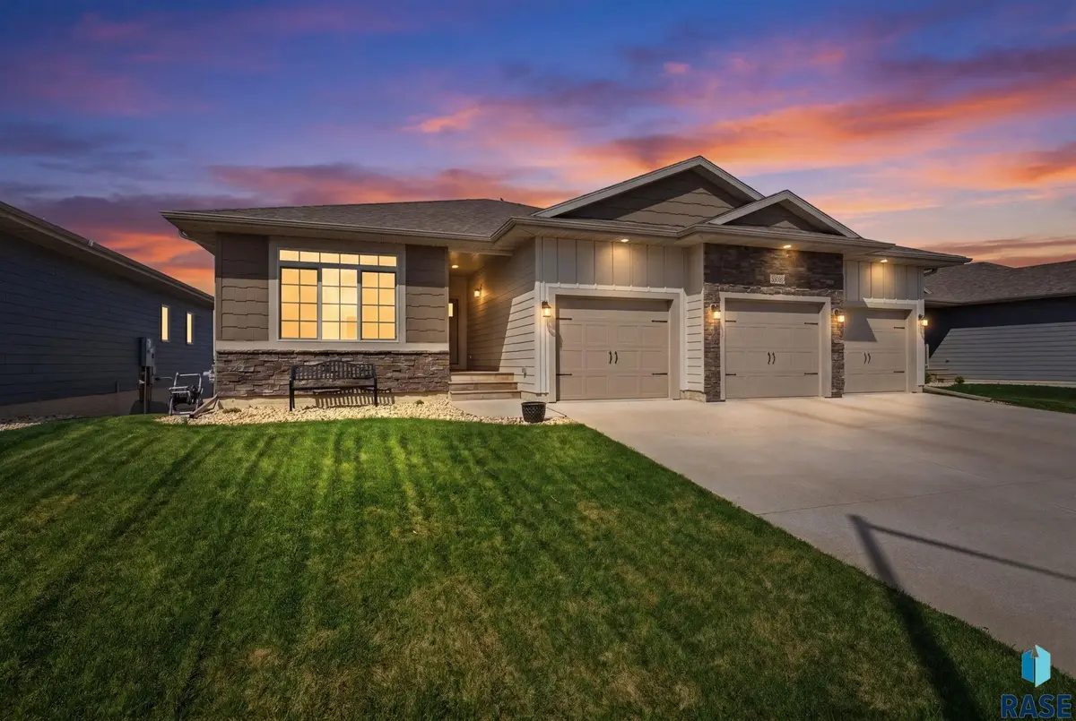 2305 S Sadie Ave, Sioux Falls, SD 57106 - #1