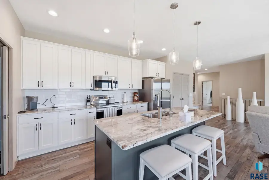 2305 S Sadie Ave, Sioux Falls, SD 57106 - #2