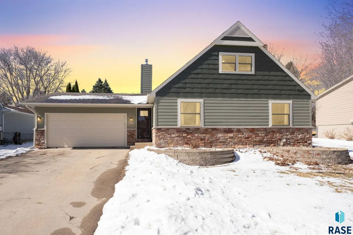 3009 S Greenwood Ave, Sioux Falls, SD 57106 - #1