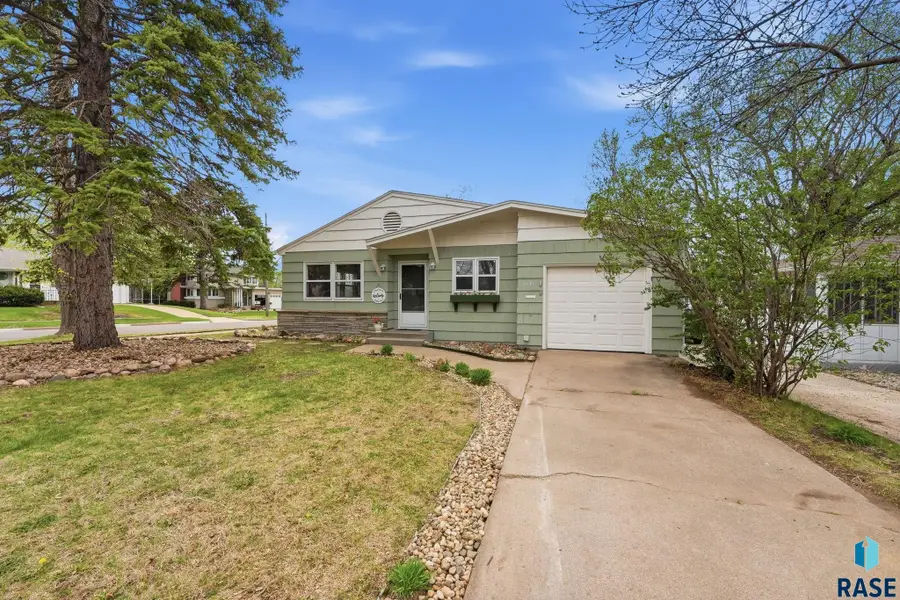 1121 S Willow Ave, Sioux Falls, SD 57105 - #2
