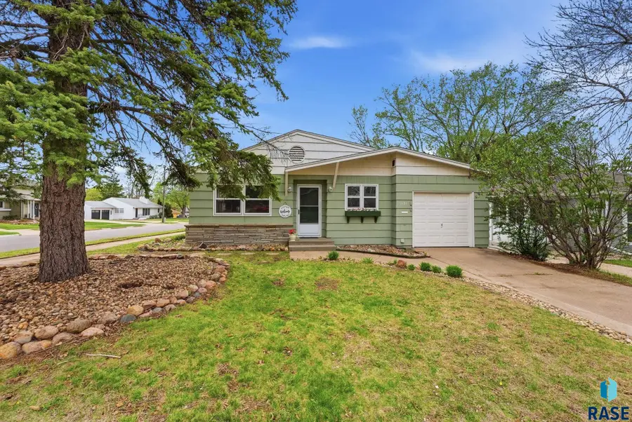 1121 S Willow Ave, Sioux Falls, SD 57105 - #3