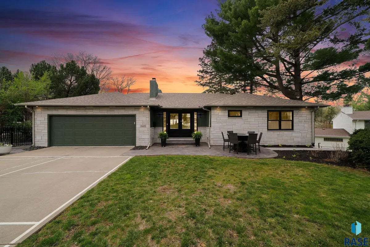 2609 S 4th Ave, Sioux Falls, SD 57105 - #1