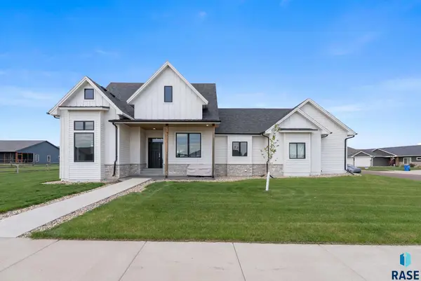 203 Central Cir, Sioux Falls, SD 57032