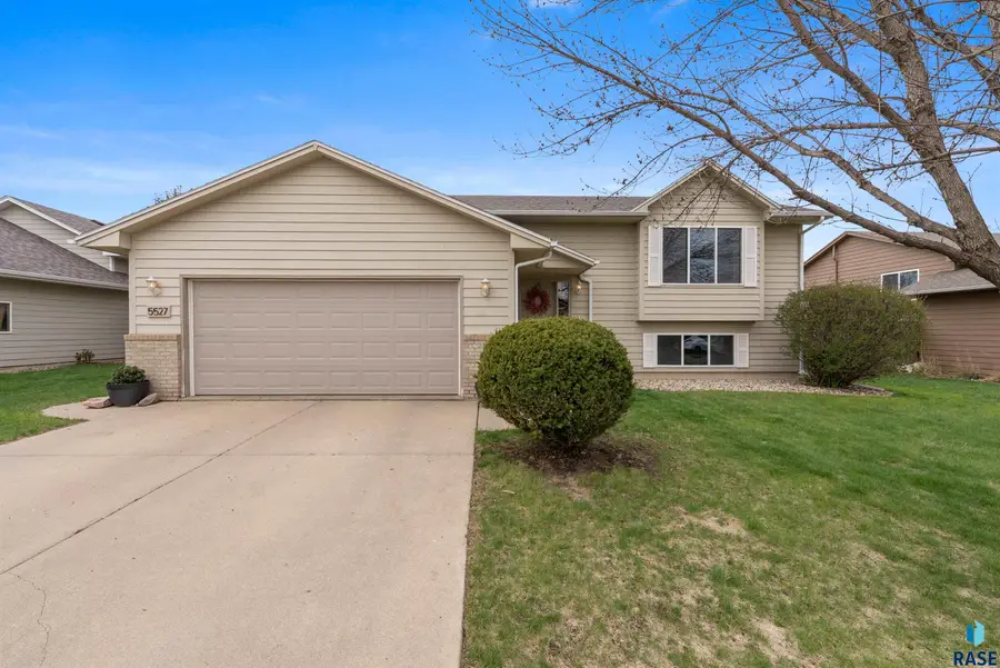 5527 S Wexford Ct, Sioux Falls, SD 57106 - #2