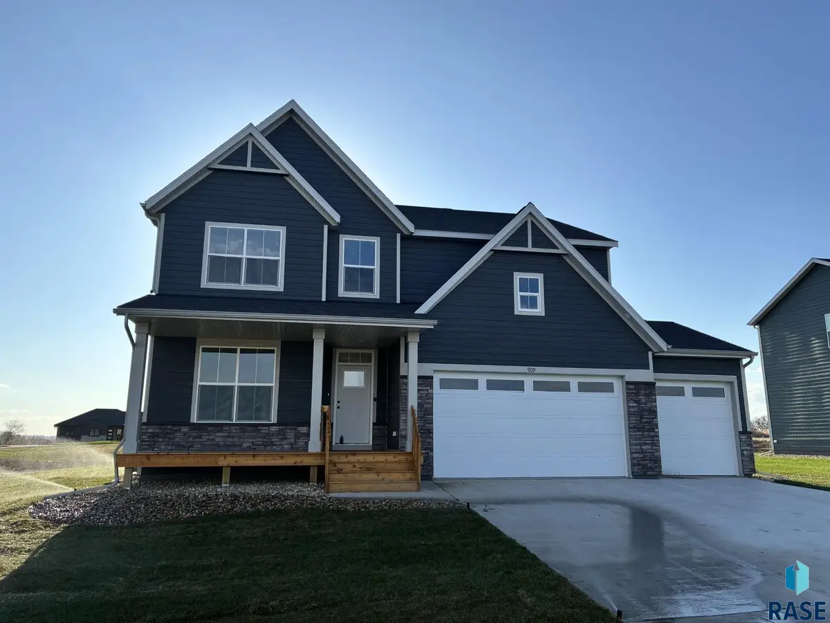 909 S Country Club Ave, Brandon, SD 57005 - #1
