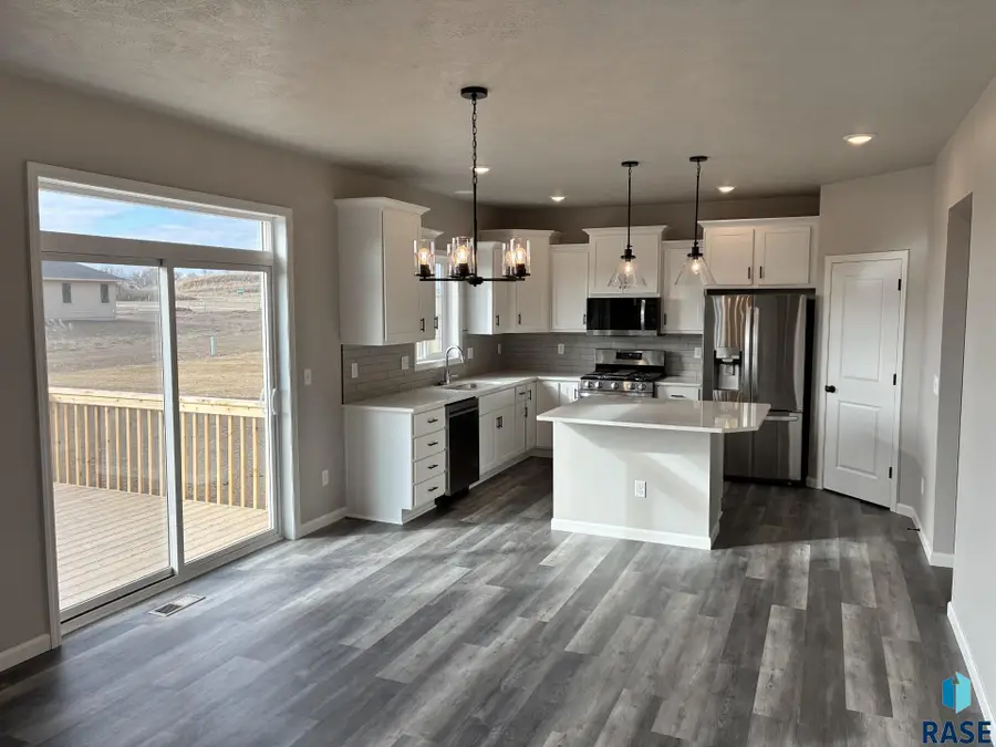 909 S Country Club Ave, Brandon, SD 57005 - #3