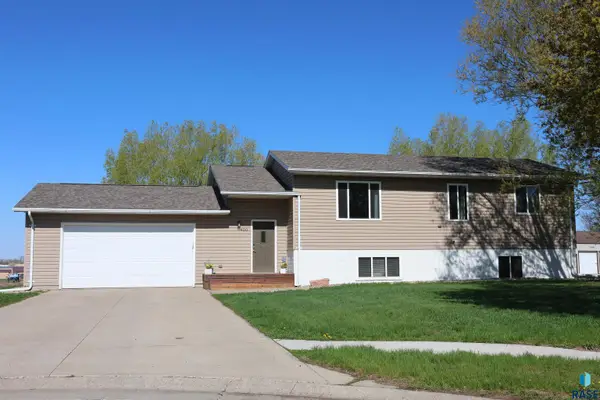 400 Sunrise Cir, Garretson, SD 57030