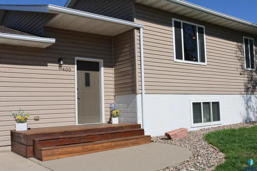 400 Sunrise Cir, Garretson, SD 57030 - #2