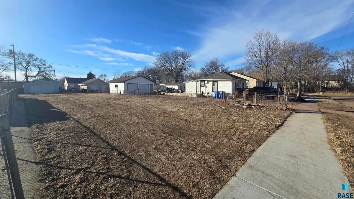 1007 N Van Eps St, Sioux Falls, SD 57103 - #1