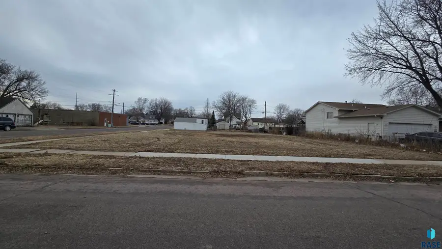 1103 N Lincoln Ave, Sioux Falls, SD 57104 - #3