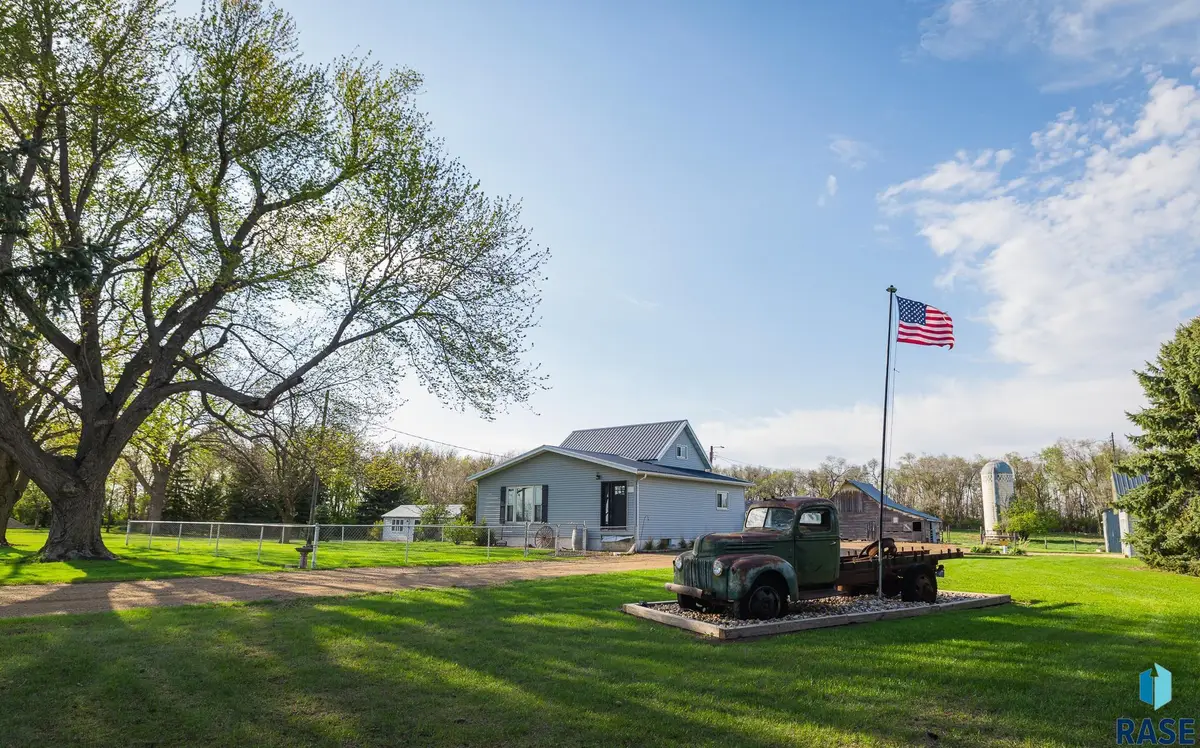 44722 262nd St, Canistota, SD 57012 - #1