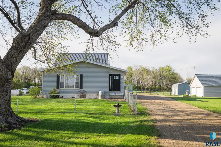 44722 262nd St, Canistota, SD 57012 - #2