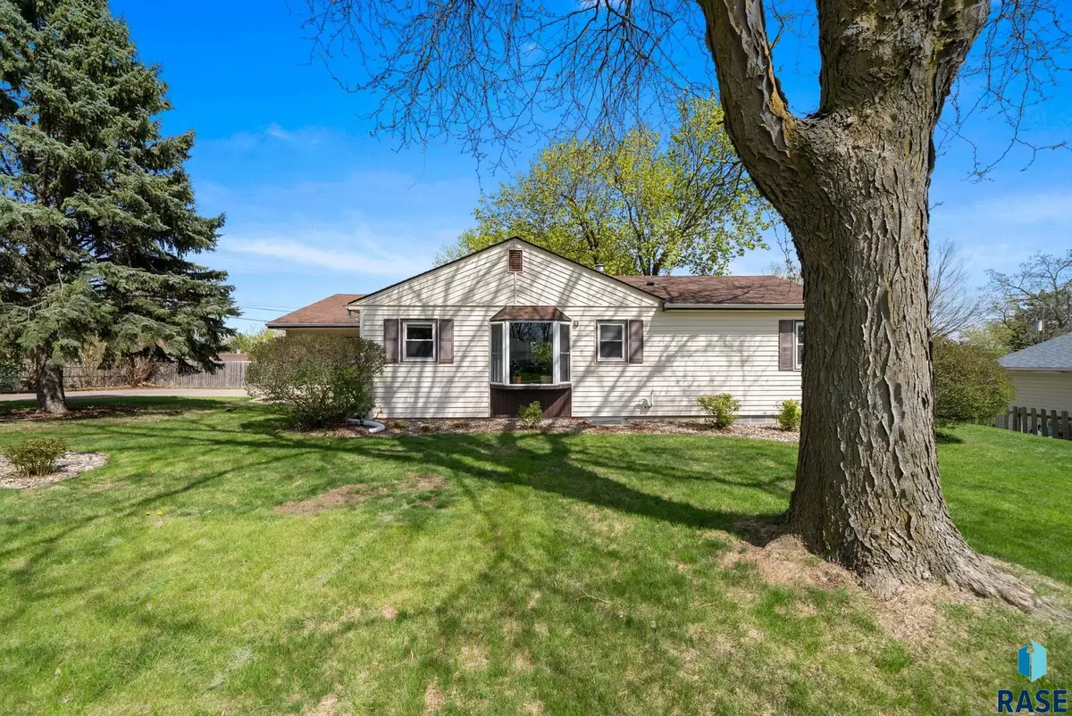 2700 S Hawthorne Ave, Sioux Falls, SD 57105 - #1