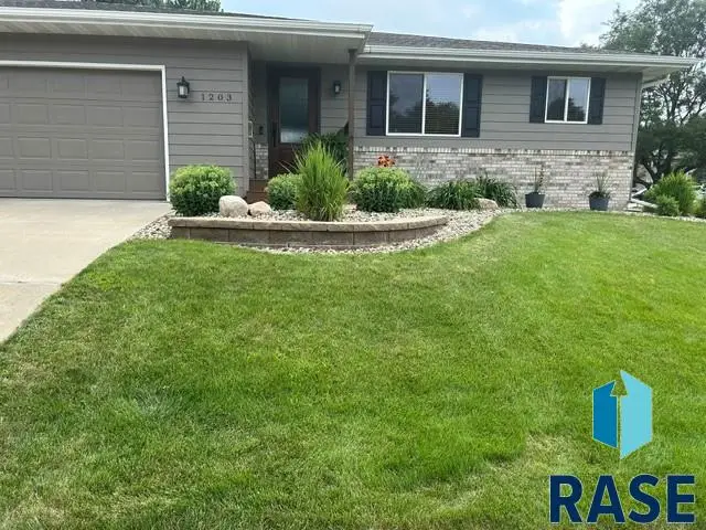 1203 E 56th St, Sioux Falls, SD 57105 - #1