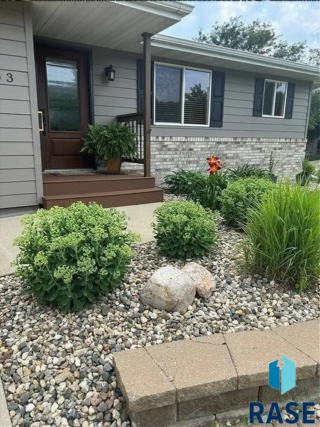 1203 E 56th St, Sioux Falls, SD 57105 - #2