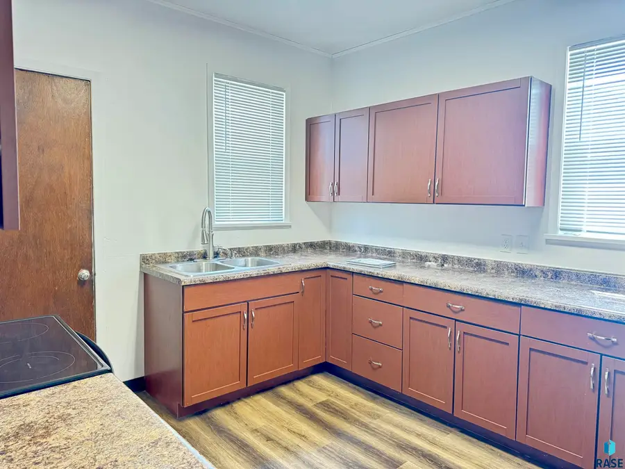 807 W 12th St, Sioux Falls, SD 57104 - #3