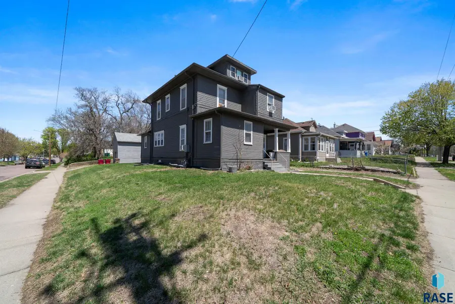 1118 W 8th St, Sioux Falls, SD 57104 - #2