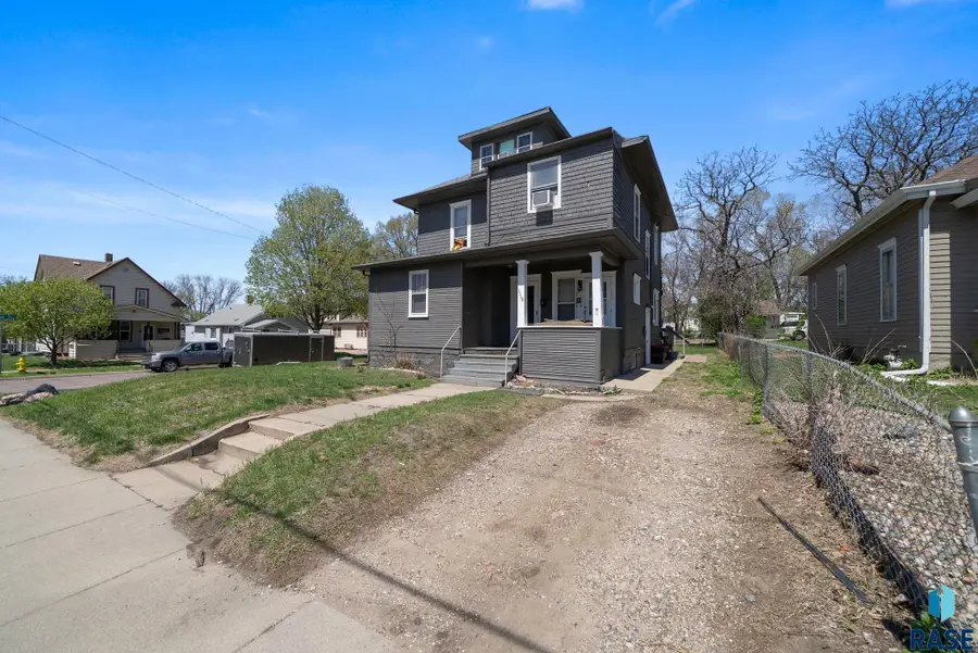 1118 W 8th St, Sioux Falls, SD 57104 - #3