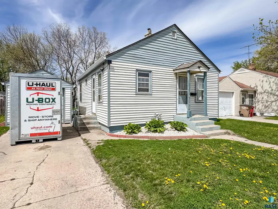 1013 N Kiwanis Ave, Sioux Falls, SD 57104 - #2