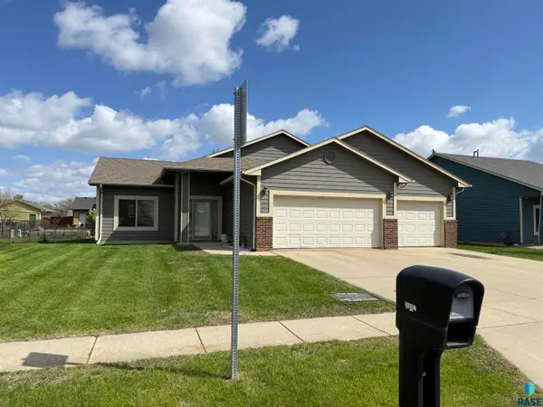 1102 E Perry Ln, Harrisburg, SD 57032