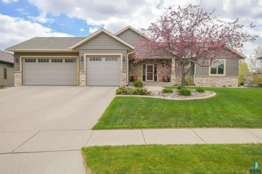 8117 S Grass Creek Dr, Sioux Falls, SD 57108 - #2