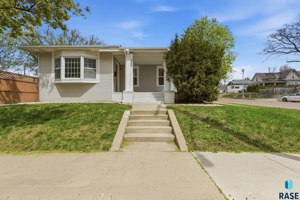900 W 18th St, Sioux Falls, SD 57104 - #1