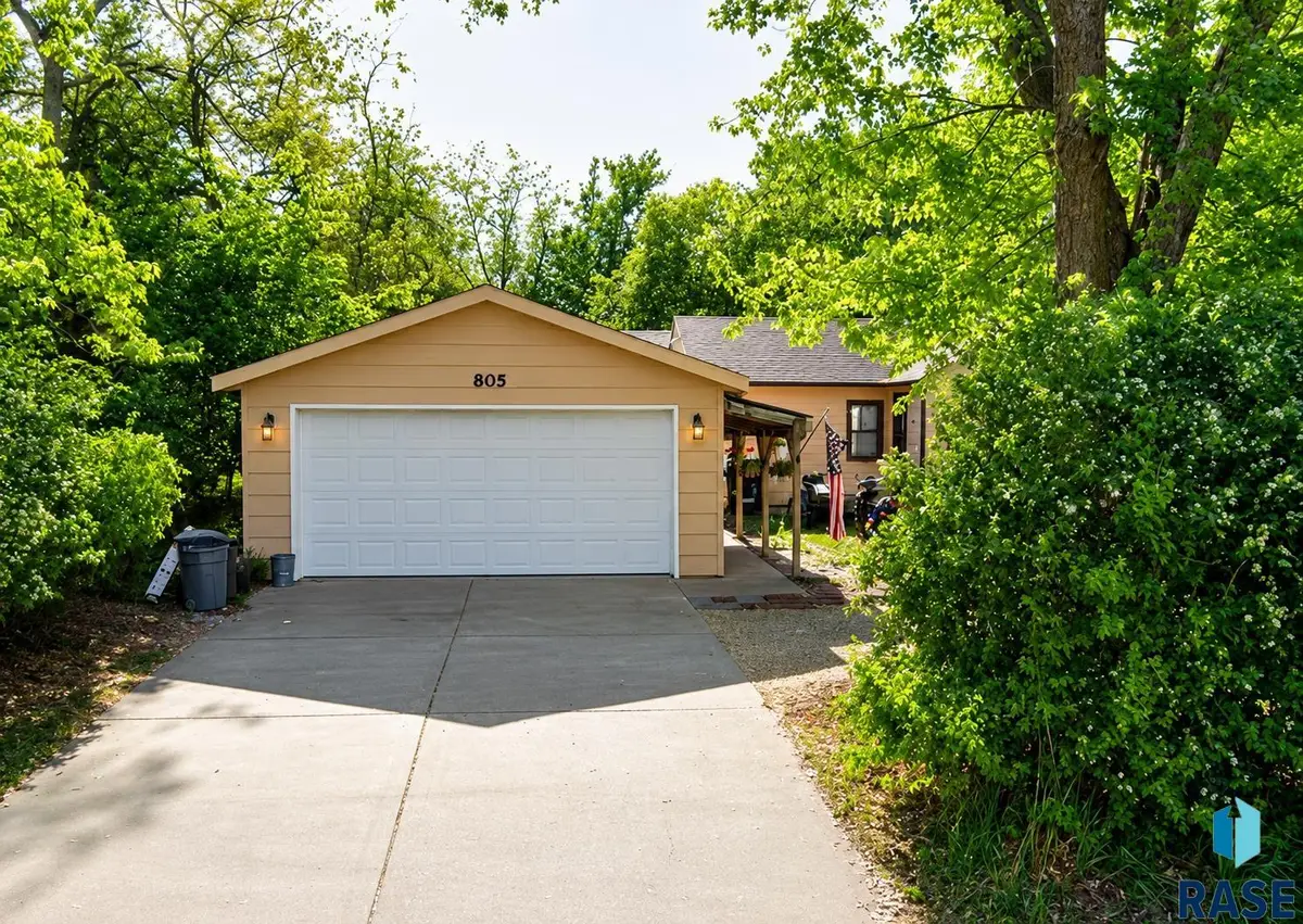 805 S Sycamore Ave, Sioux Falls, SD 57110 - #1
