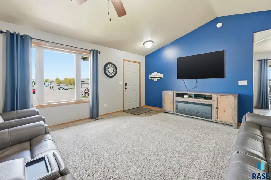 5904 S Mandy Cir, Sioux Falls, SD 57106 - #3