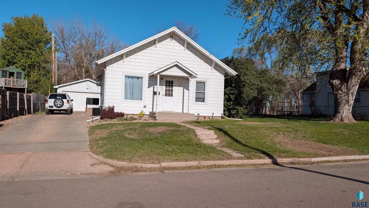 1605 N Wayland Ave, Sioux Falls, SD 57103 - #1