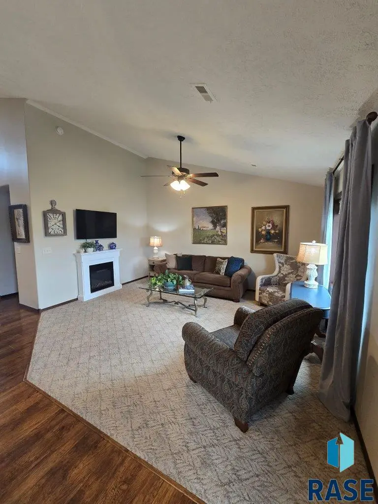 6732 E 42nd St, Sioux Falls, SD 57110 - #3