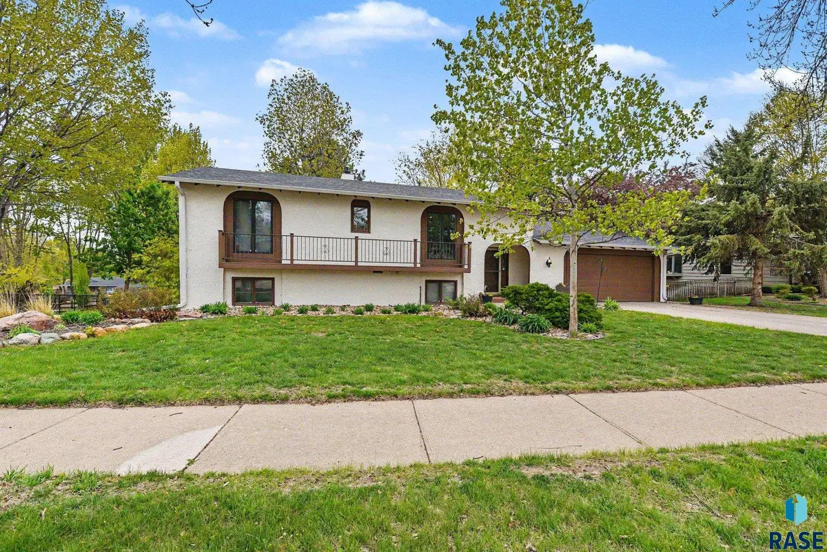 2321 S Mockingbird Cir, Sioux Falls, SD 57103 - #1