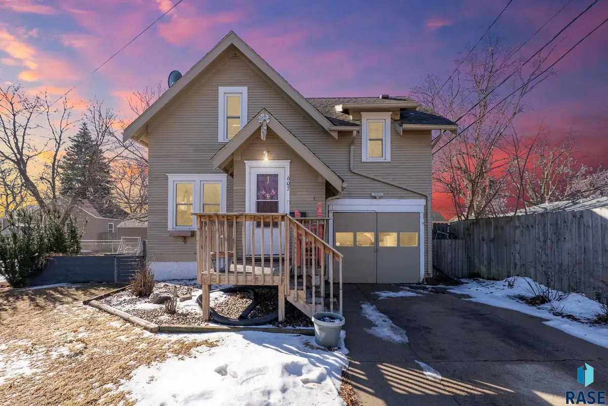 607 W 28th St, Sioux Falls, SD 57105 - #1