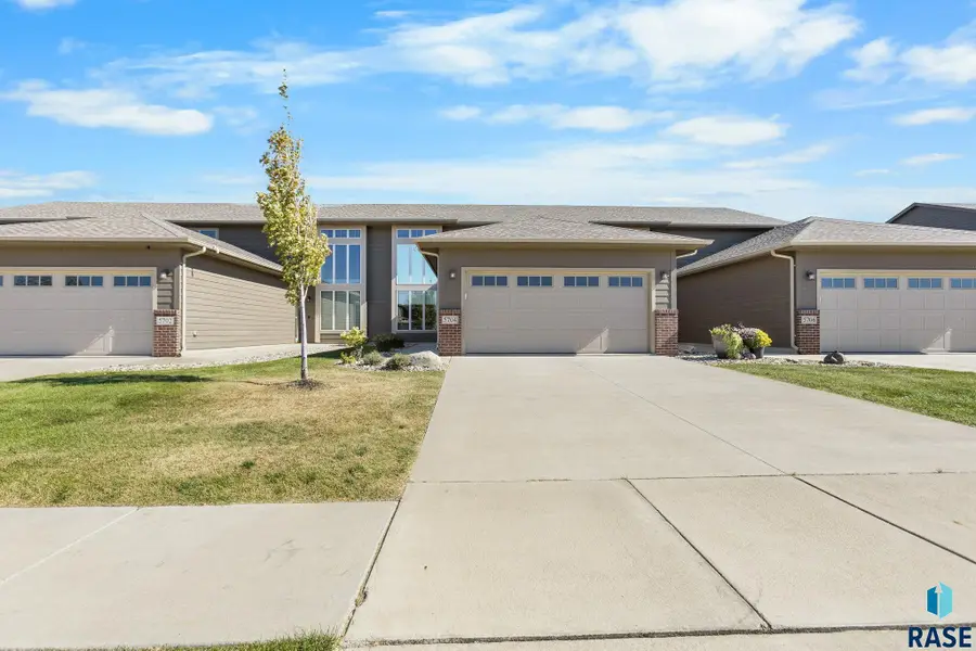 5704 S Woodlily Ave, Sioux Falls, SD 57108 - #2