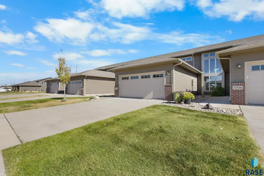 5704 S Woodlily Ave, Sioux Falls, SD 57108 - #3