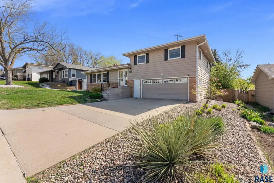3104 S Elmwood Ave, Sioux Falls, SD 57105 - #2