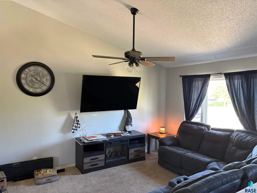 713 Magnolia Dr, Brandon, SD 57005 - #2