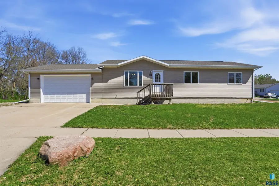 120 E Center Ave, Lennox, SD 57039 - #2