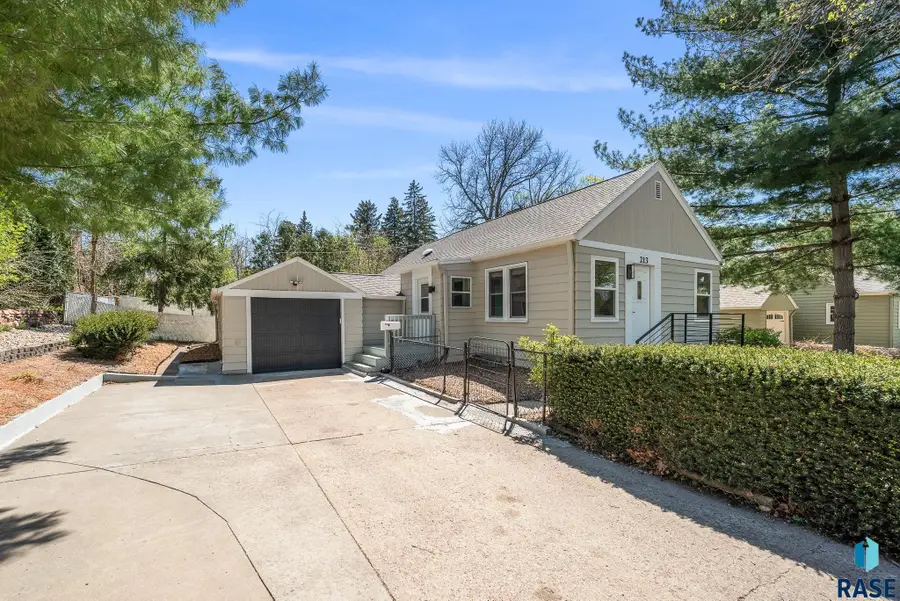 213 E 32nd St, Sioux Falls, SD 57105 - #3