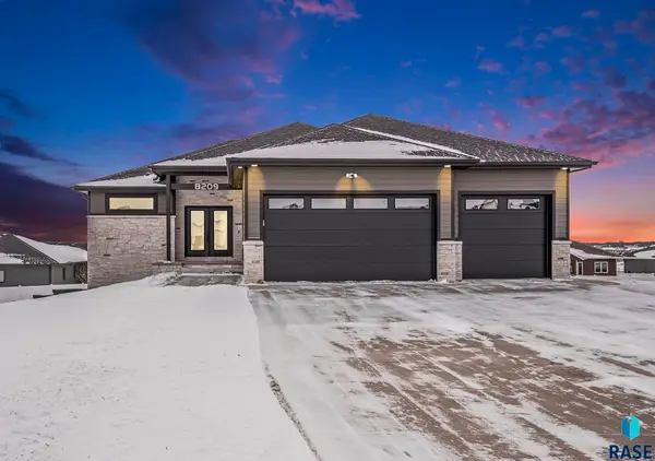 8209 E Ladyslipper Cir, Sioux Falls, SD 57110