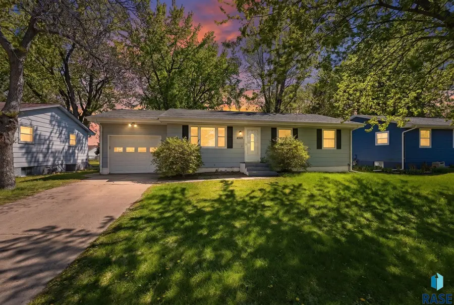 4509 W 37th St, Sioux Falls, SD 57106 - #2