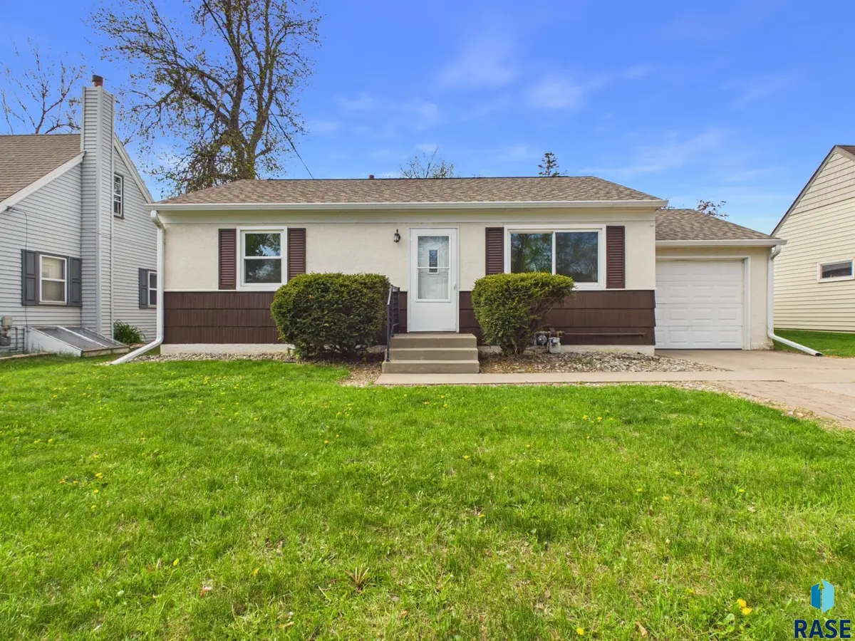 1609 W 33rd St, Sioux Falls, SD 57105 - #1