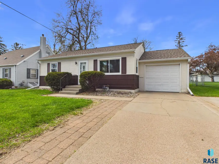 1609 W 33rd St, Sioux Falls, SD 57105 - #2