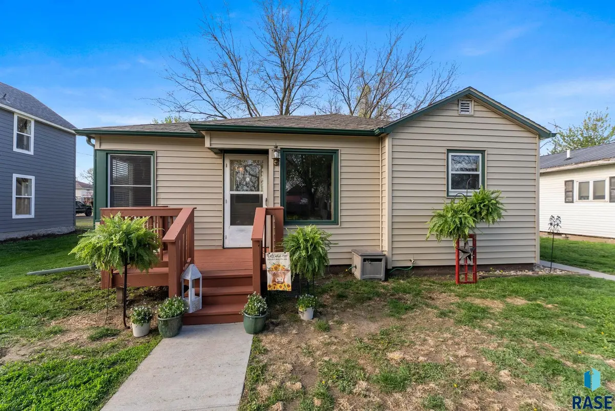 422 E 2nd St, Parker, SD 57035 - #1