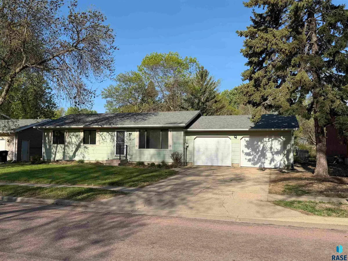 913 S Gordon Dr, Sioux Falls, SD 57110 - #1