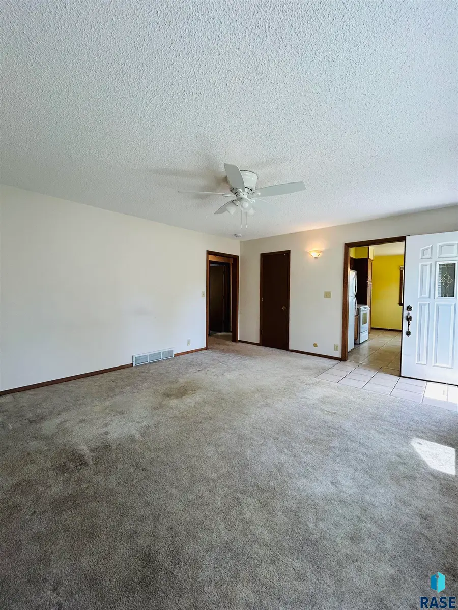 810 E Hermosa Dr, Sioux Falls, SD 57104 - #3