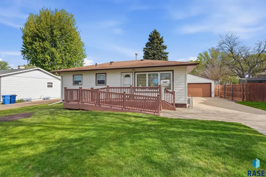 2404 E 19th St, Sioux Falls, SD 57103 - #3