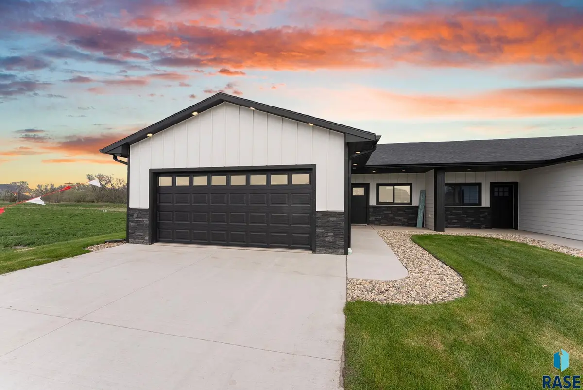 704 N Clark St, Lennox, SD 57039 - #1