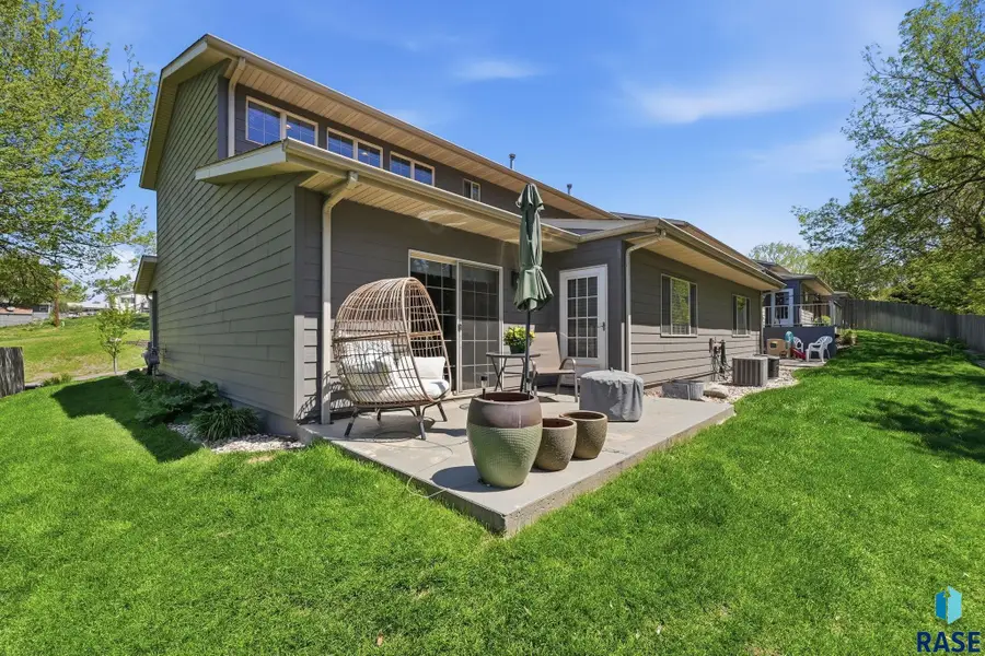 2301 E Beacon Pl, Sioux Falls, SD 57103 - #2