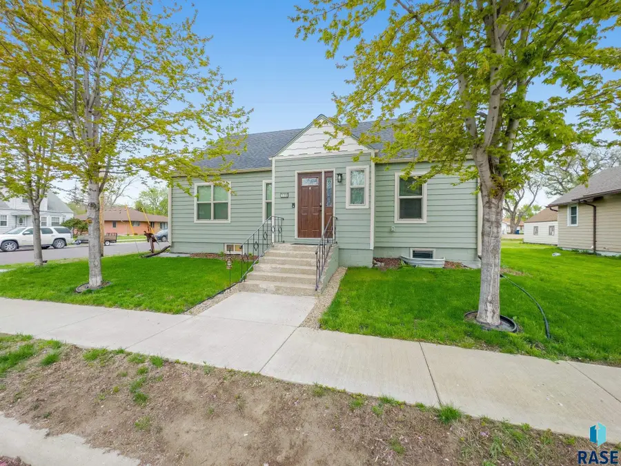320 W 4th Ave, Lennox, SD 57039 - #2
