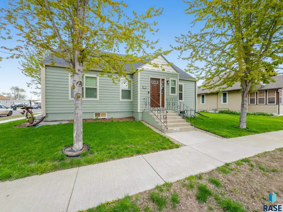 320 W 4th Ave, Lennox, SD 57039 - #3